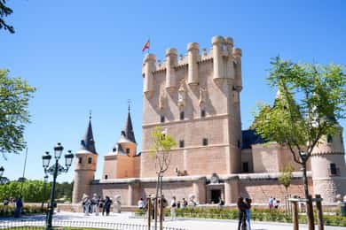 From Madrid: Segovia Tour with Cathedral and Alcazar Entry