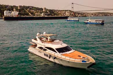 Istanbul: Tour privato del Bosforo su uno yacht di lusso con trasferimento
