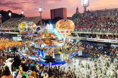 Karneváli szamba iskolai felvonulás Rio de Janeiróban