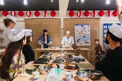 Tokio: Clase de elaboración de sushi en el mercado de pescado de Tsukiji con un chef profesional