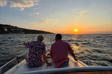 Sorrento: Bådtur langs kysten i solnedgang med aperitif