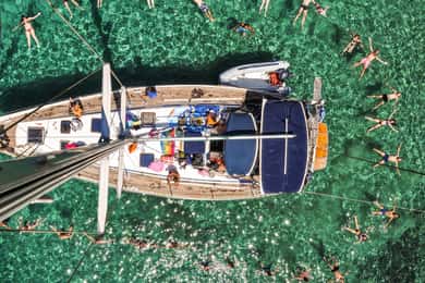Adamas: Milos & Polyaigos Full-Day Sailboat Tour with Lunch