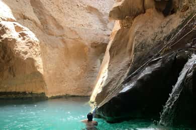 Muscat: tour privato di un giorno intero di Wadi Shab e Bimmah Sinkhole