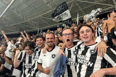 Disfruta de un partido de fútbol del Botafogo con los locales