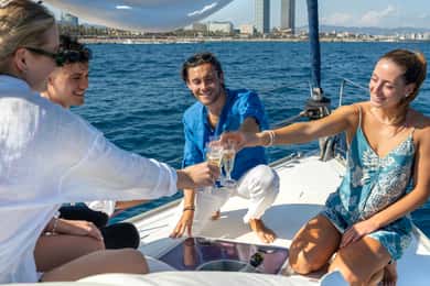 Sejltur i Barcelona med tapas og cava