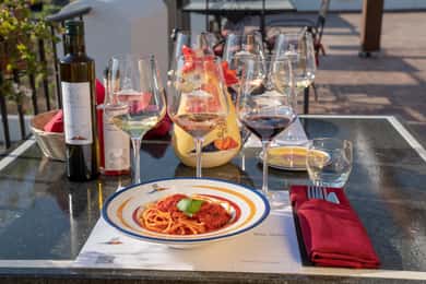 Pompei: Vesuvius Vineyards Tour with Wine Tasting and Lunch