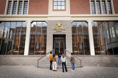 Visita à antiga fábrica de cerveja Estrella Damm com degustação