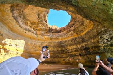 A partir de Faro: Passeio de barco à Gruta de Benagil e Praia da Marinha