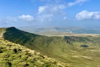 Cardiff: Waterfalls, Mountains & Castles Day Tour