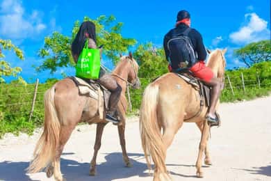 Passeios a cavalo, degustação de café e chocolate e praia de Macau