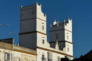Cádiz do ponto de vista de uma gaivota: Torre Tavira, telhados, torres de observação e história