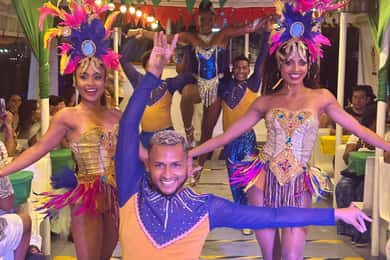 Cartagena: Bay tour with open bar and dance show