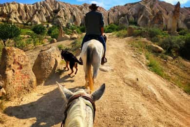 Capadócia: Passeios a cavalo ao pôr do sol com chaminés de fadas
