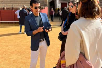 Sevilla: Geführte Tour durch eine Stierkampfarena mit einem berühmten Stierkämpfer