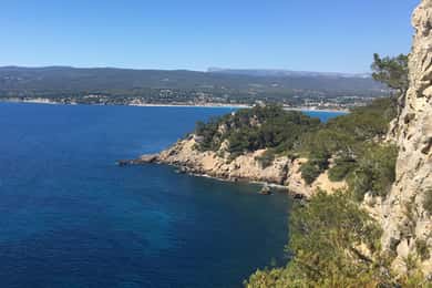 From Marseille to Cassis: a journey to the heart of the calanques and traditions.