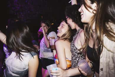 Dresde: tour de bares y discotecas para despedidas de soltera: cava, chupitos y fiesta.