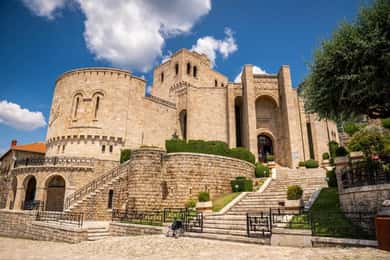 Da Tirana/Durres/Golem: Tour del Castello di Kruja e del Vecchio Bazaar.