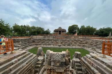Ahmedabad: Excursión de un día al Templo del Sol de Modhera y a la Escalinata de la Reina