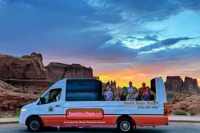 From Moab: Arches National Park Scenic Tour with Short Hikes