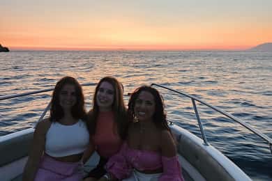Sarandë: Bootsfahrt bei Sonnenuntergang mit lokalem Wein