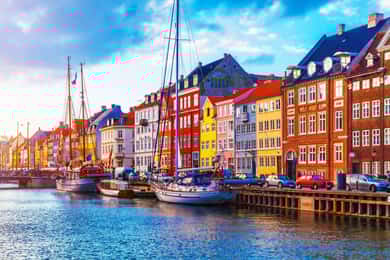 Köpenhamn: Canal Boat Cruise & Gamla stan/Nyhavn Walking Tour