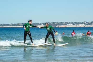Sessão de surf em Albufeira: experiência em pequenos grupos só para adultos