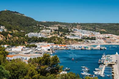 A partir de Lisboa: excursão privada a Arrábida e Sesimbra com degustação de vinhos