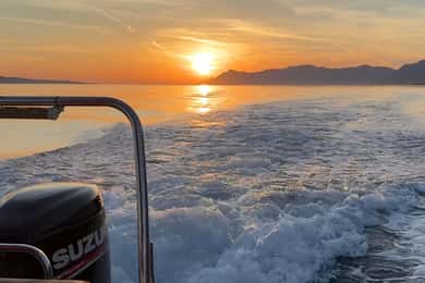 Makarska: Passeio de lancha rápida ao pôr do sol na baía escondida da ilha Brač