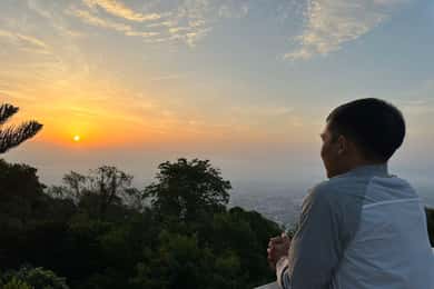 Caminhada ao nascer do sol no parque nacional de Doi suthep pui