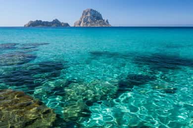 San Antonio: Boat tour to Es Vedrá with drink and appetizer
