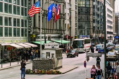 Hoppa över kön Berlinmurens museum vid Checkpoint Charlie
