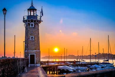 Desenzano: Sonnenuntergangswanderung und Bootstour mit Getränk an Bord