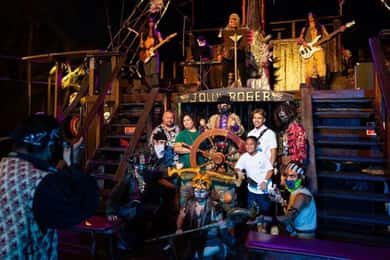 Crucero nocturno en barco pirata por Cancún con cena de pollo y espectáculo.
