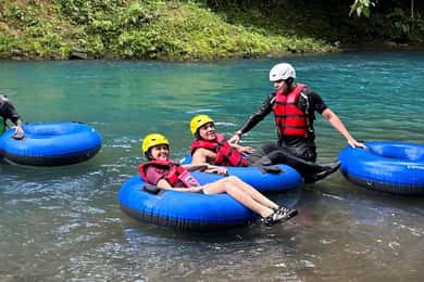 Tubing på Rio Celeste: Roligt, naturliga pooler och färsk frukt