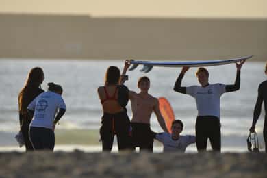 Porto: Small Group Surf Lesson with Transportation