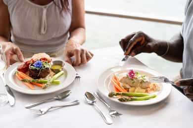 Montréal: 3 or 5-Course Dinner Cruise with DJ & Dancing