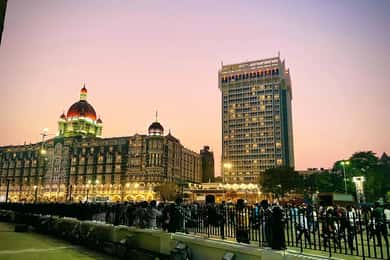 Mumbai City Night Guided Tour with Delicious Street Food