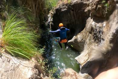 Från Estepona: Guadalmina River Guidad Canyoning Äventyr