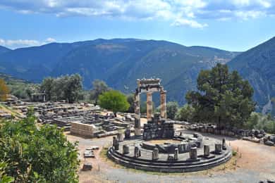 From Athens: Delphi and Osios Loukas Monastery Day Trip