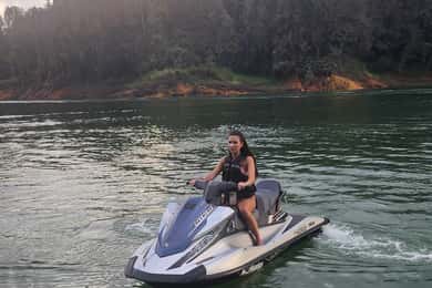De Medellín: Passeio de carro em Guatapé com passeio no lago Wave Runner