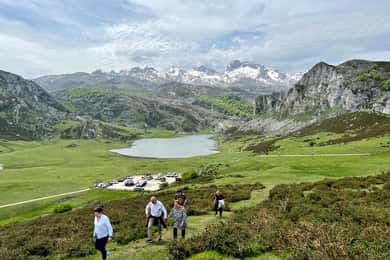 Von Gijón oder Oviedo aus: Covadonga Seen & Heiligtum und Cangas