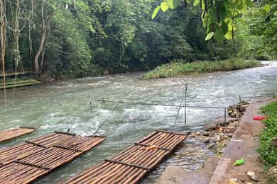 Rafting em bambu com massagem em calcário e compras