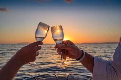 Vancouver: Sunset Boat Cruise with Complementary Bubbly