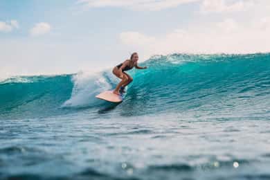 Albufeira: Aula de surf com fato de mergulho incluído