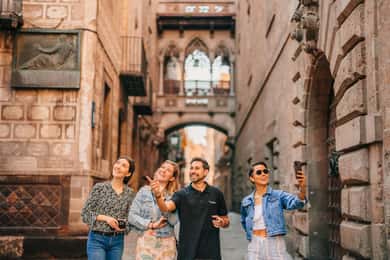 Barcelona: Opastettu kävelykierros, köysirata ja veneajelu.