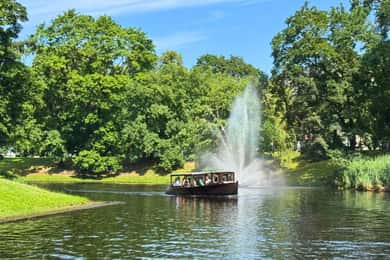 Riga: Kanal- und Flussbootstour mit Getränk und Audioguide