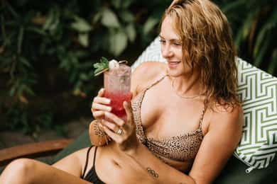 Ubud: Posiłek przy basenie w barze Tropical Oasis E-kupon
