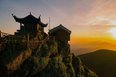 Hanoi: Yen Tu Sacred Mountain Day Trip with Cable Car