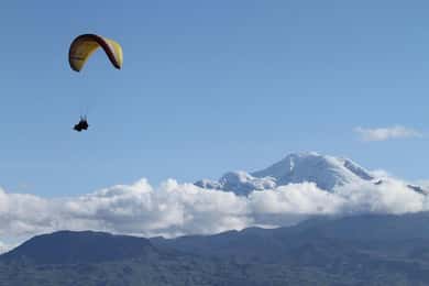 Baños: Paragliding Tandem Flight with Andes Views