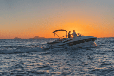 Experiência de 5 horas em lancha rápida ao pôr do sol em Santorini